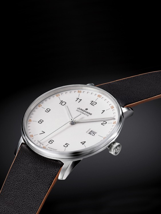 Junghans FORM A Große Rabatte