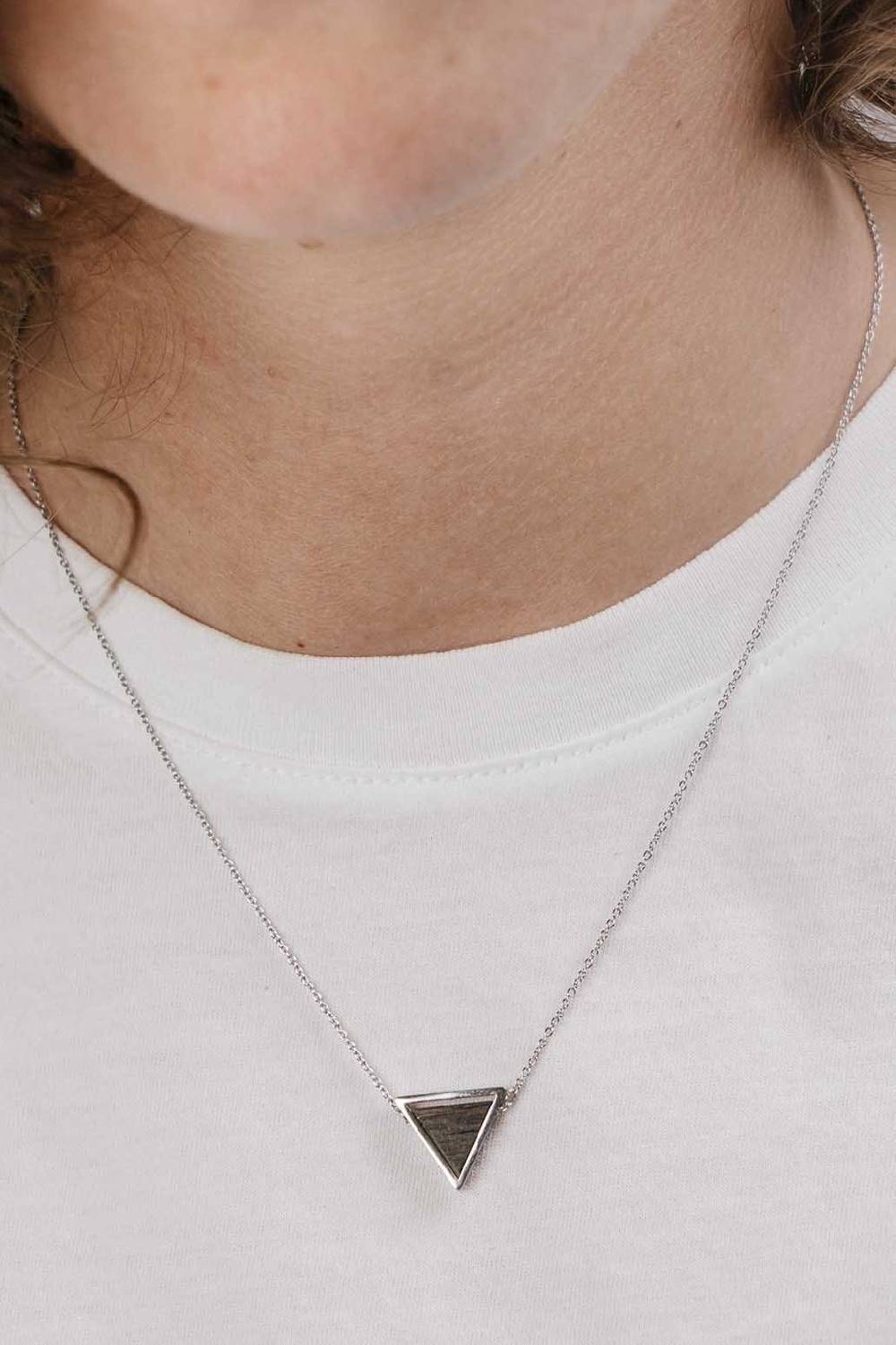 Kerbholz TRIANGLE NECKLACE Sandelholz Bis zu 60% Rabatt