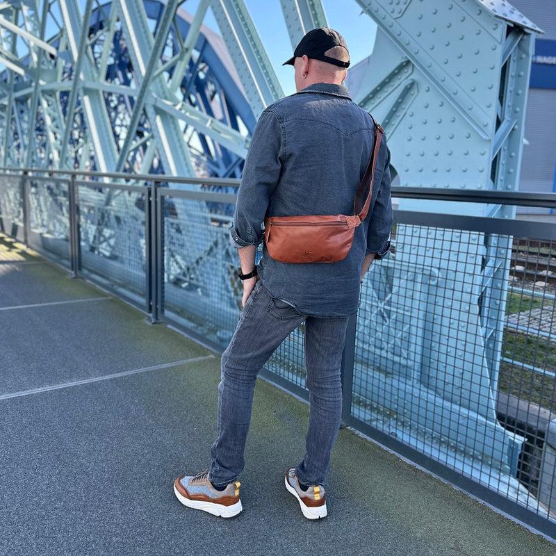 Leconi große Bauchtasche Umhängetasche Crossbody Ledertasche Leder cognac LE3087 Black Friday