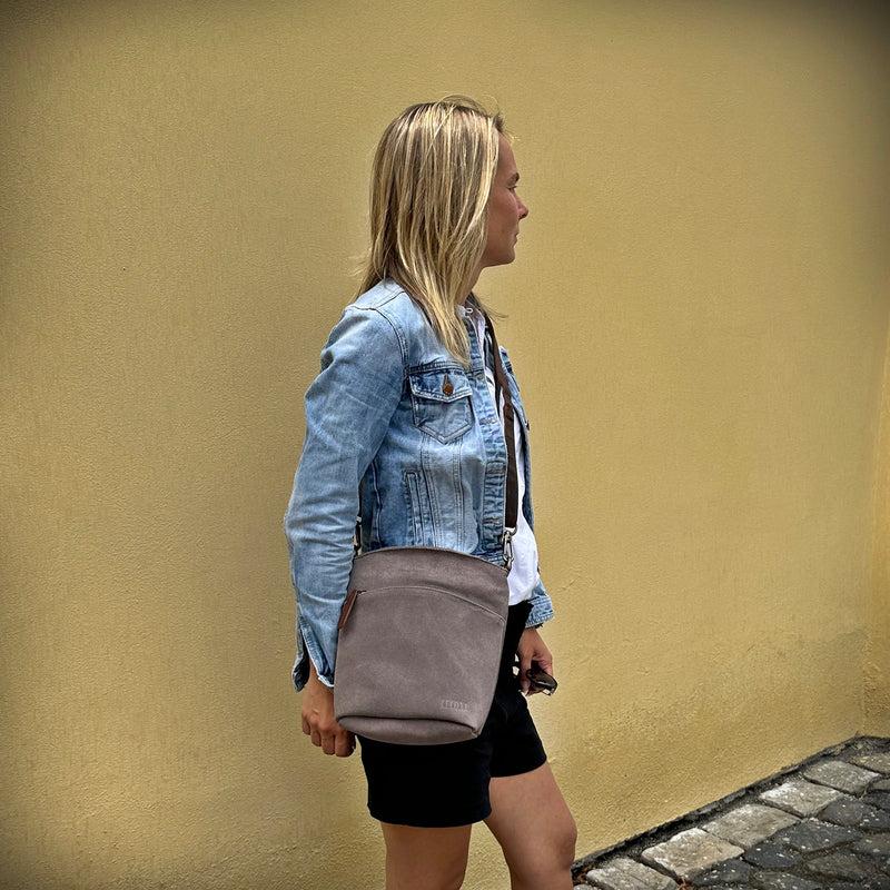 Leconi kleine Umhängetasche Schultertasche Freizeittasche Wildleder grau LE3049 Black Friday Preise