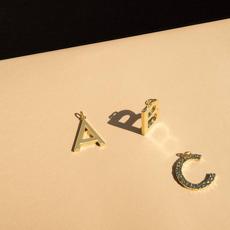 Maison Héroïne BUCHSTABEN ANHÄNGER Riesige Ersparnisse