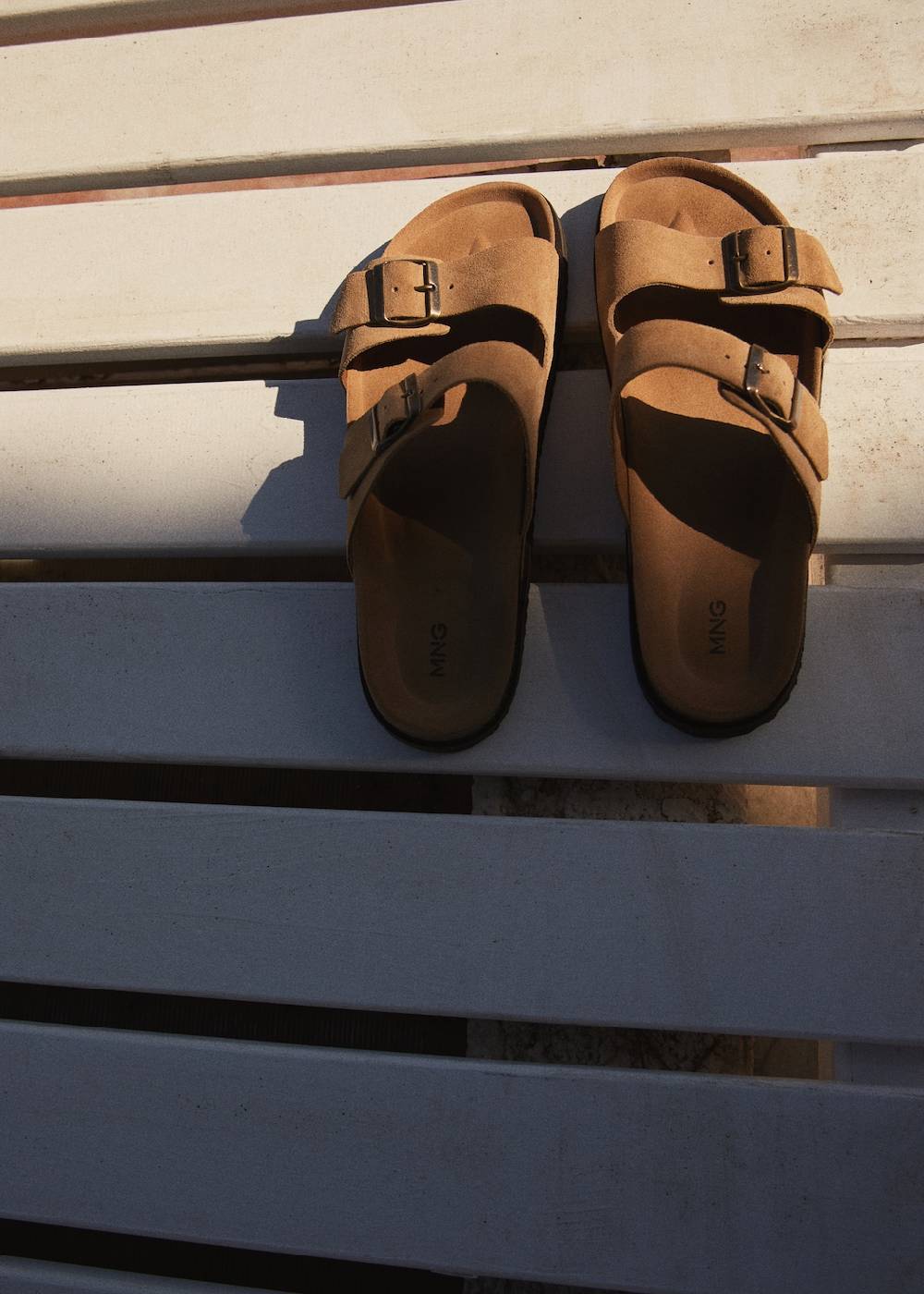 Mango Rauleder-Sandale mit Schließe Letzter Tag