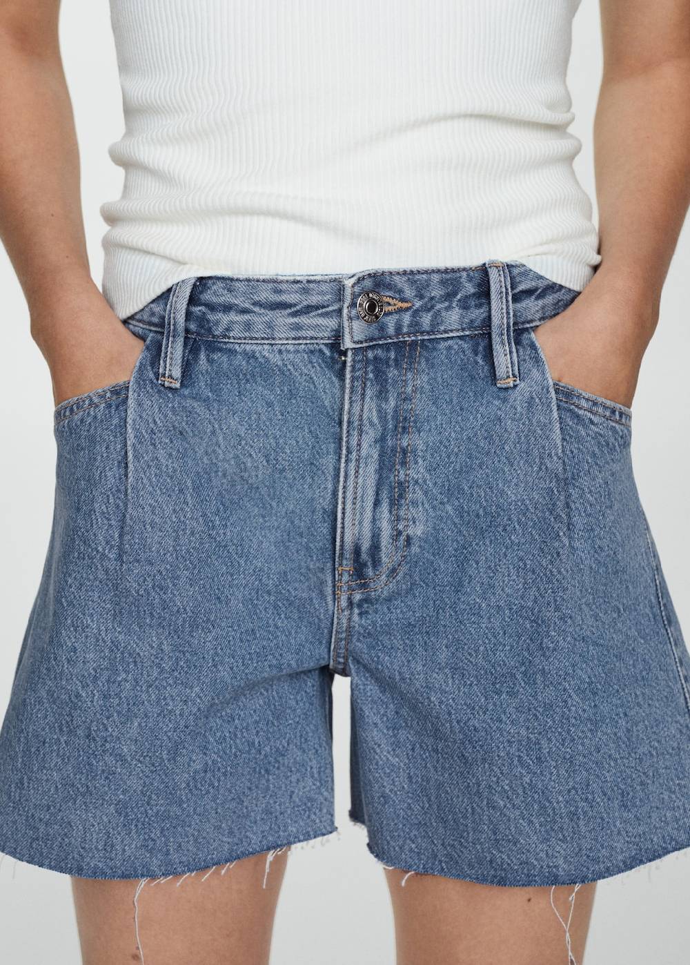 Mango Jeansshorts mit ausgefranstem Saum 2025