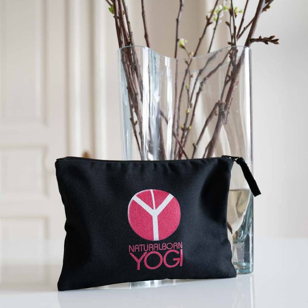 Natural Born Yogi Let Love Rule – Pouch schwarz Cyber Monday