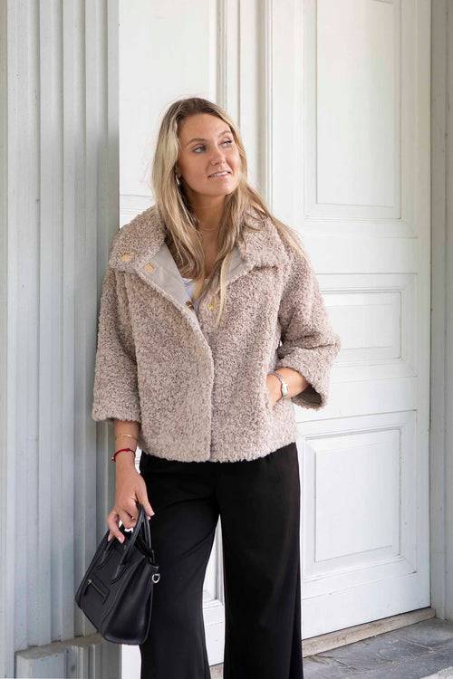 Petite M. Teddyfell Kurze Jacke in Beige Saisonale Angebote