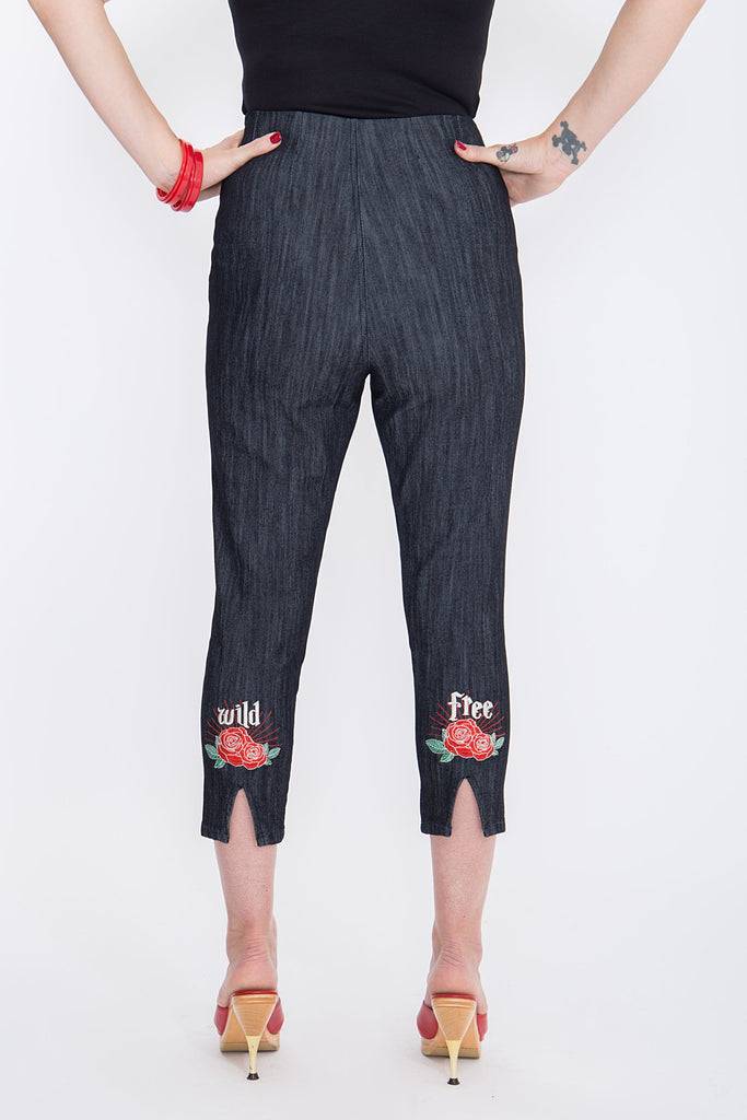 Queen Kerosin Capri Jeans mit angesagter Rosenstickerei «Wild & Free» Valentinstagsangebot