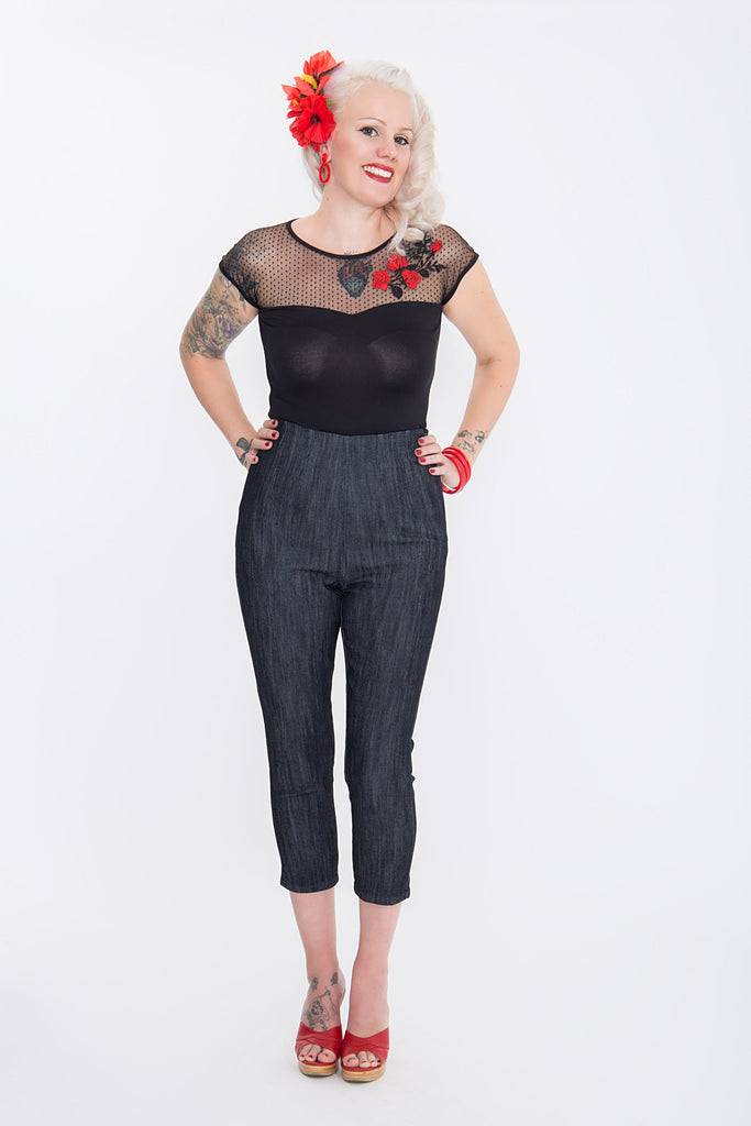 Queen Kerosin Capri Jeans mit angesagter Rosenstickerei «Wild & Free» Valentinstagsangebot