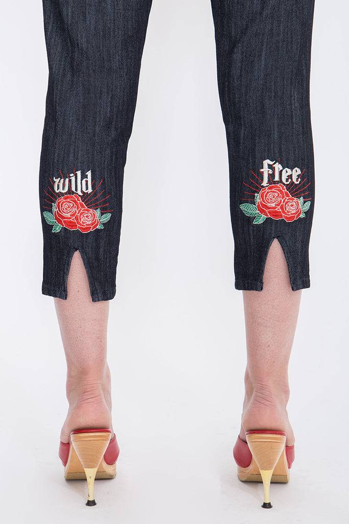 Queen Kerosin Capri Jeans mit angesagter Rosenstickerei «Wild & Free» Valentinstagsangebot