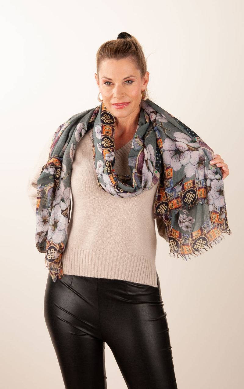 Simone Bruns Schal „Blumen & Elefanten“ Grau | Multicolor im Angebot