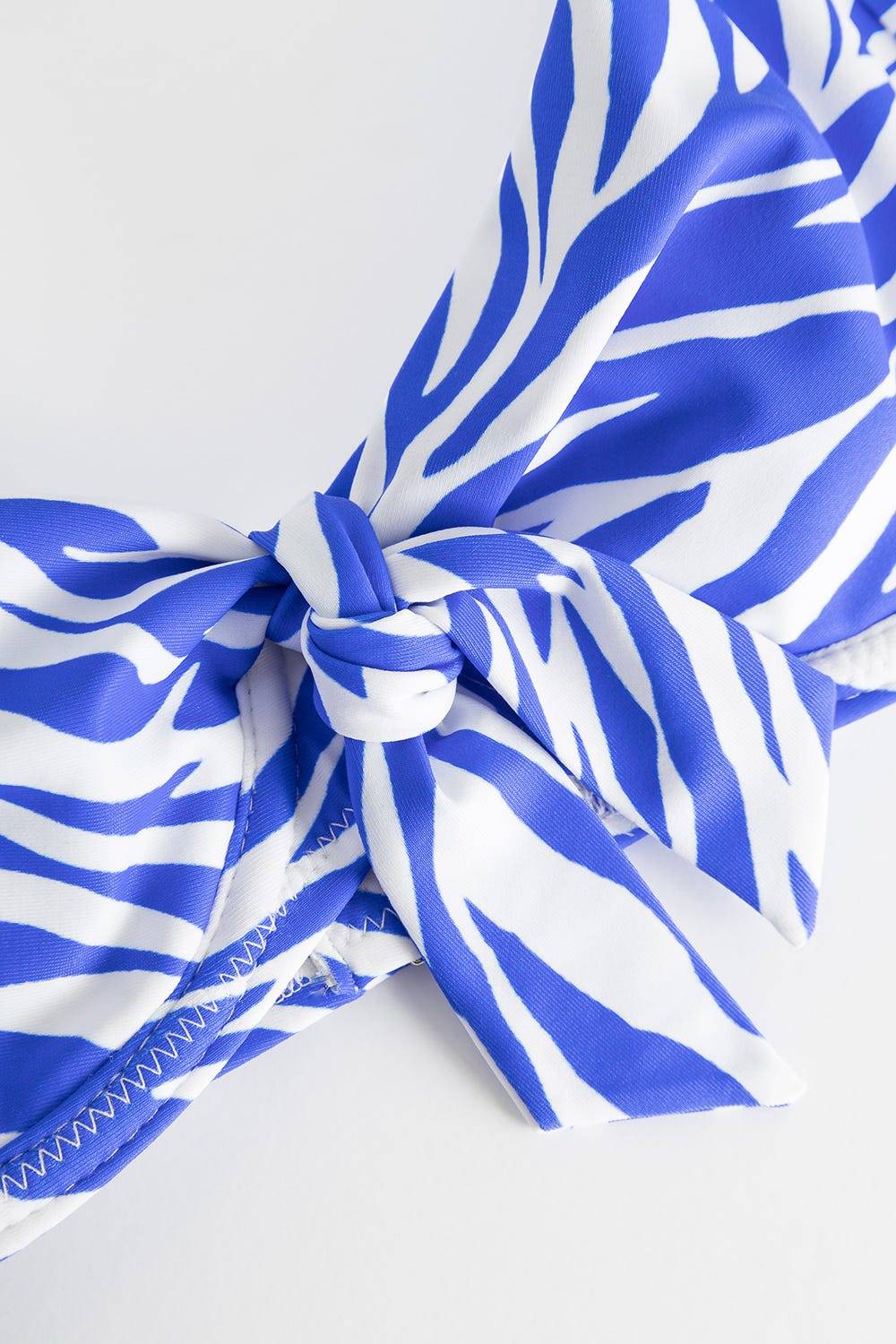 Rösch Bikini-Oberteil im modernen Zebradruck Blau-Weiß Fabrikpreis