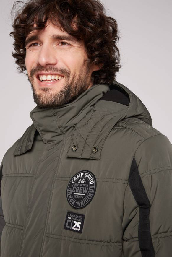 Soccx Lange Steppjacke mit Kapuze und Rücken-Artwork medium khaki Auslauf