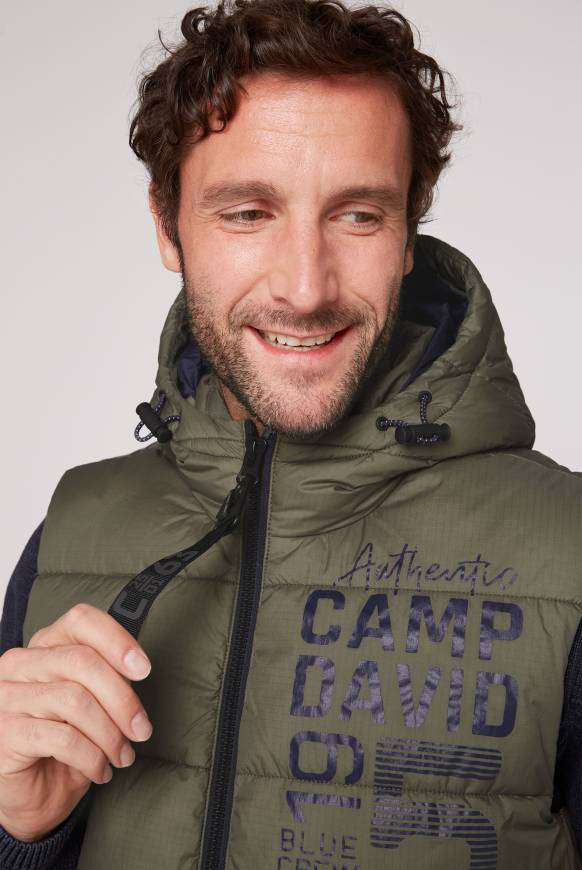 Soccx Steppweste mit Kapuze und Rücken-Print medium khaki Verkauf