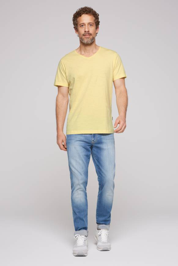 Soccx Basic T-Shirt V-Neck mit Used-Kante sun 2025