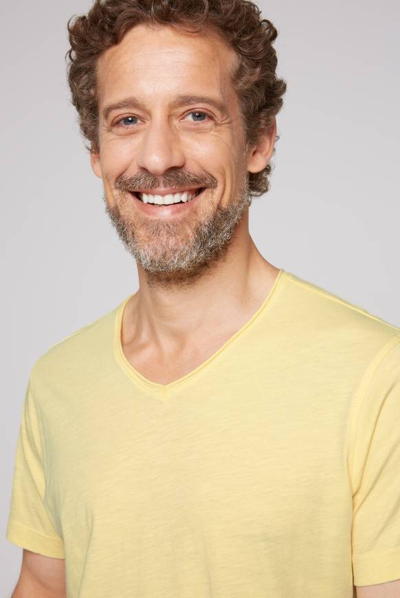 Soccx Basic T-Shirt V-Neck mit Used-Kante sun 2025