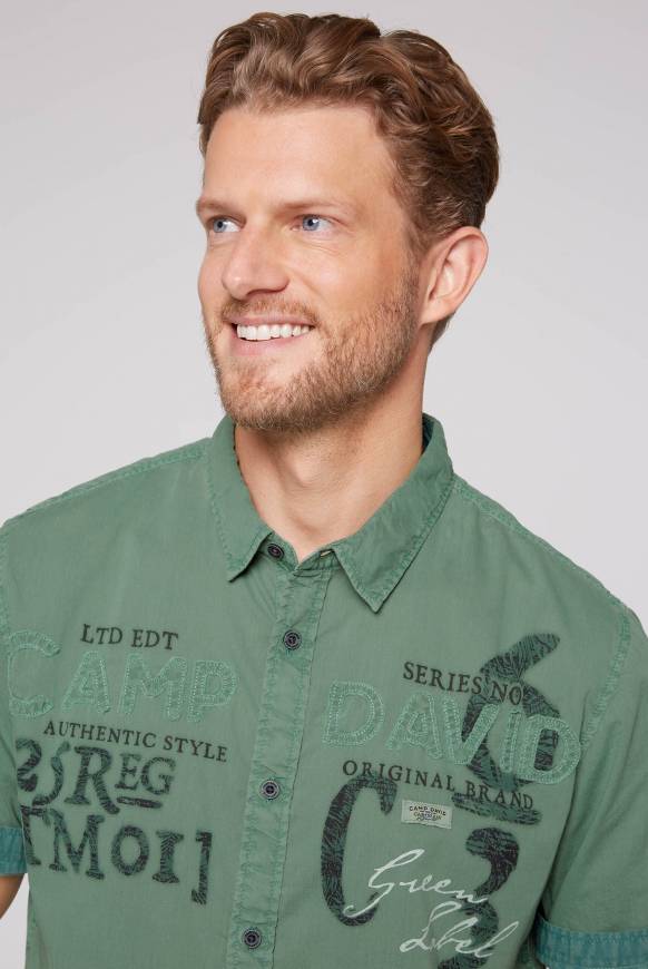 Soccx Leichtes Kurzarmhemd mit Label-Applikationen green beat Neueste Mode