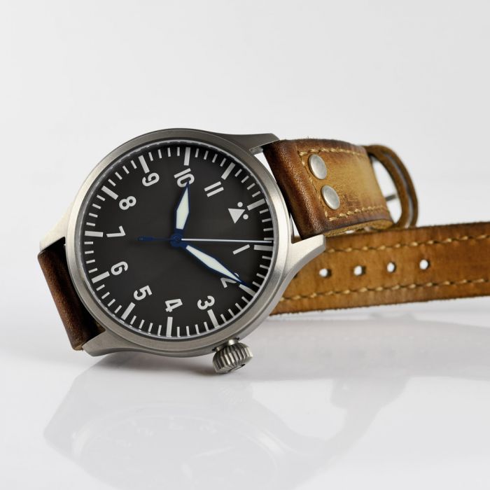 Steinhart Nav B-Uhr 47 Titan A-Muster Zentralsekunde Valentinstagsangebot